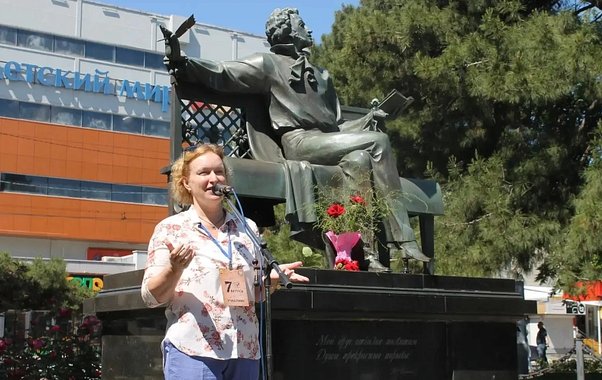 День рождения Пушкина в Новороссийске отметили «открытым микрофоном» у памятника