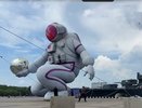 На площади Новороссийска появились гигантский космонавт и Луна: успейте увидеть до 18 июня