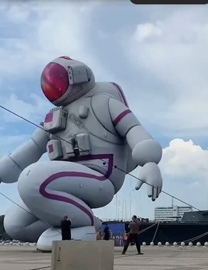 На площади Новороссийска появились гигантский космонавт и Луна: успейте увидеть до 18 июня