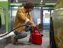 Штраф и лишение прав: чем грозит перевозка бензина в неправильной канистре