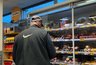 «Колбаса — не мясо»: россияне массово вычеркивают ее из корзин — что творится в магазинах