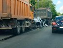 В Краснодаре на Новороссийской грузовик смял легковушку между двумя фурами: водитель погиб на месте