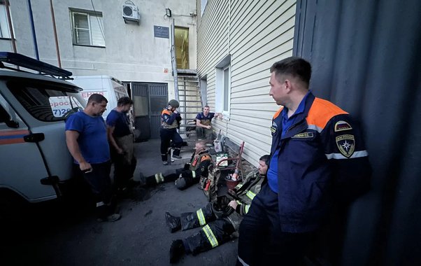 «Рискуя жизнью, работали под прилётами»: спасатели Новороссийска всю ночь тушили пожары и эвакуировали людей во время атаки БПЛА
