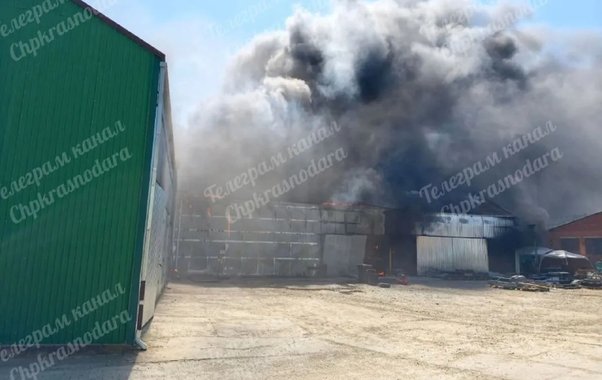 Крупный пожар в Краснодаре: на улице Круговой горит склад — площадь 300 кв. метров