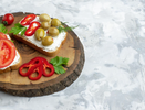 Сытный перекус за 7 минут — бутерброд с хумусом и оливками
