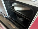 Нагар с противня уходит за ночь — заливаю дешёвым раствором и забываю о скребках