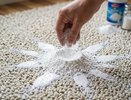 Забудьте о дорогой химчистке: названы два дешёвых средства, которые вернут ковру свежесть за ночь