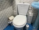 Обмотал унитаз бумагой на ночь — и вековой камень снимается как банановая кожура: налёт исчез без следа