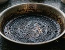 Старую сковороду хоть на выставку — раствор с крахмалом и мылом убирает нагар за час