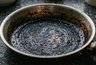 Старую сковороду хоть на выставку — раствор с крахмалом и мылом убирает нагар за час