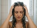 Забудьте про дорогие маски: одна ложка аптечного средства сделает волосы шелковистыми