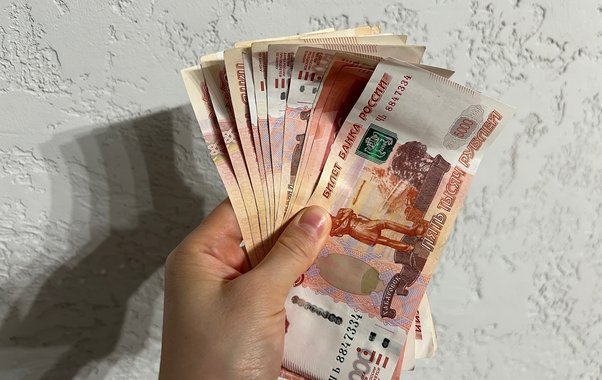 Деньги побежали в карманы: спрос на наличные в России обновил рекорд