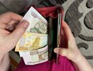 Рубль опять катится вниз, а пенсия не поспевает: что делать с деньгами в августе
