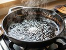 Ложка соли — и сковорода как из магазина: нагар отходит сам