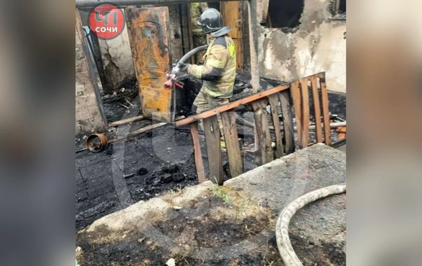Ночной ад на Тульской: в Сочи огонь уничтожил частный дом за час — 150 квадратов сгорели дотла