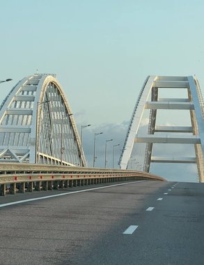 Хаос у Крымского моста: пробка сковала 200 машин со стороны Керчи — время ожидания растёт