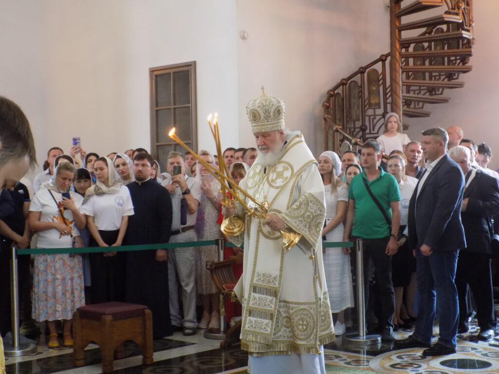 Патриарх Кирилл освятил храм в Новороссийске и подарил икону