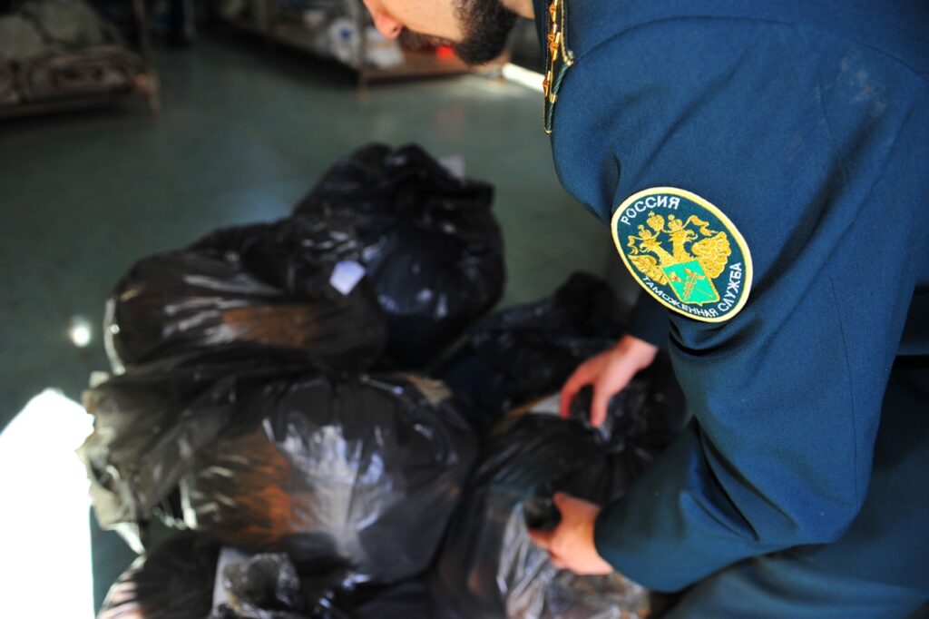 Сотрудники Новороссийской таможни и полиции изъяли более 28 тысяч пачек сигарет