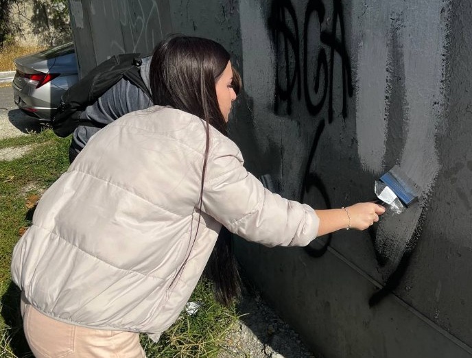 Более 1 000 незаконных граффити закрасили в Новороссийске за год