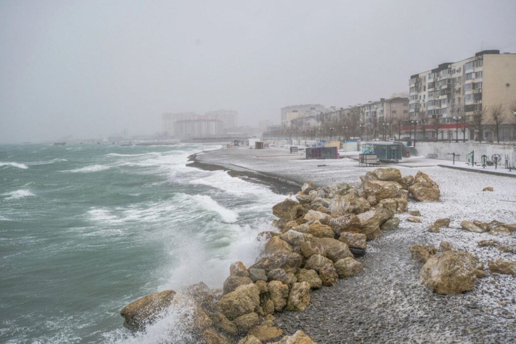 На Кубани объявили штормовое предупреждение: в Новороссийске ожидается ветер и дождь