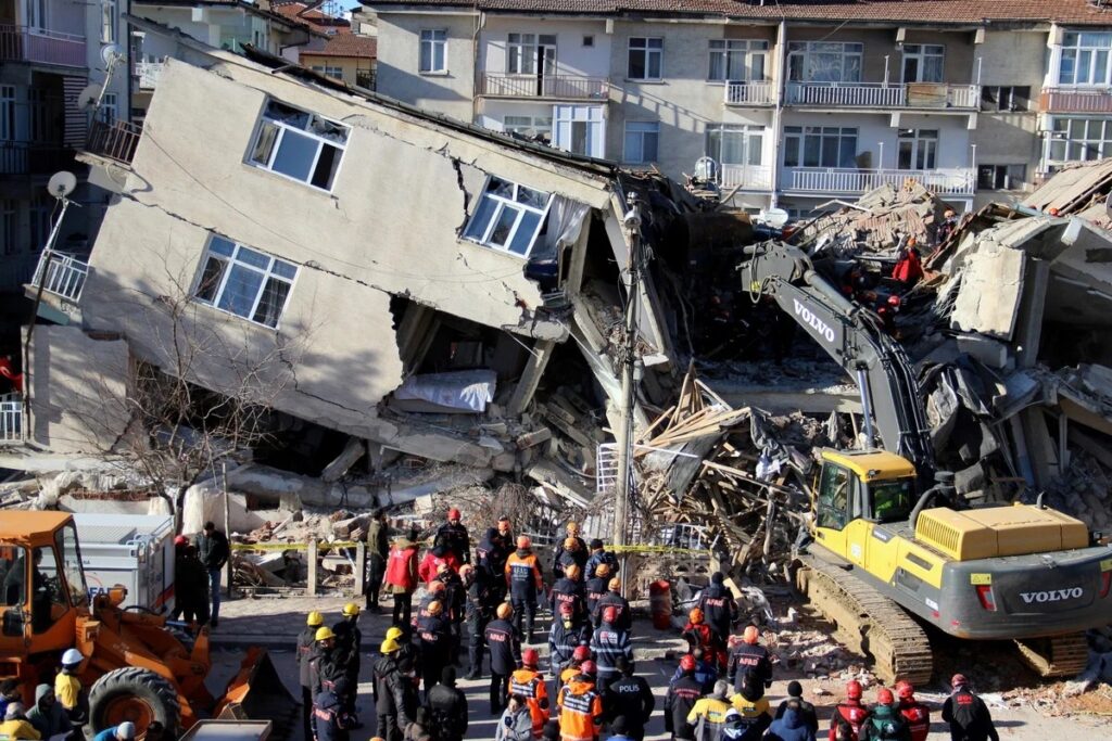 В Новороссийске собирают гуманитарную помощь для Турции, где во время землетрясения погибли и пострадали десятки тысяч человек