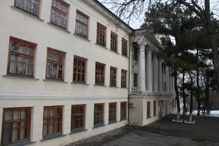 В Новороссийске реставрируют фасад исторического здания школы за 74 миллиона