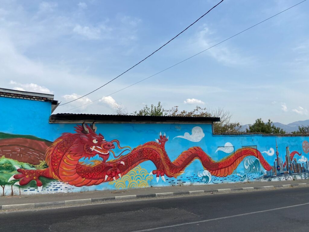 Красный дракон и здание «Лотос»: в Новороссийске появился новый арт-объект