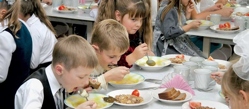 Завтрак - 100 рублей, обед - 117 рублей: школьники Новороссийска могут платить в столовой и буфете картой «Аксиома» 