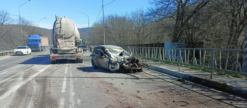 Под Новороссийском столкнулись два грузовика, фура и легковушка: 19-летний парень погиб на месте аварии